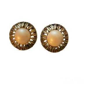 Vintage faux pearl and gold toned pierced earrings. Set in leaf design.